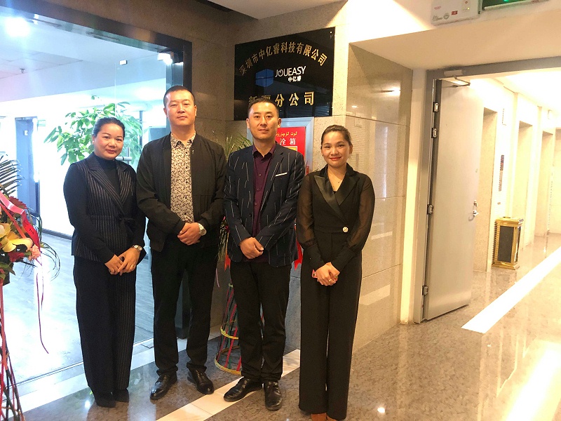 中億?？萍夹陆止境闪⒔遗苾x式合影