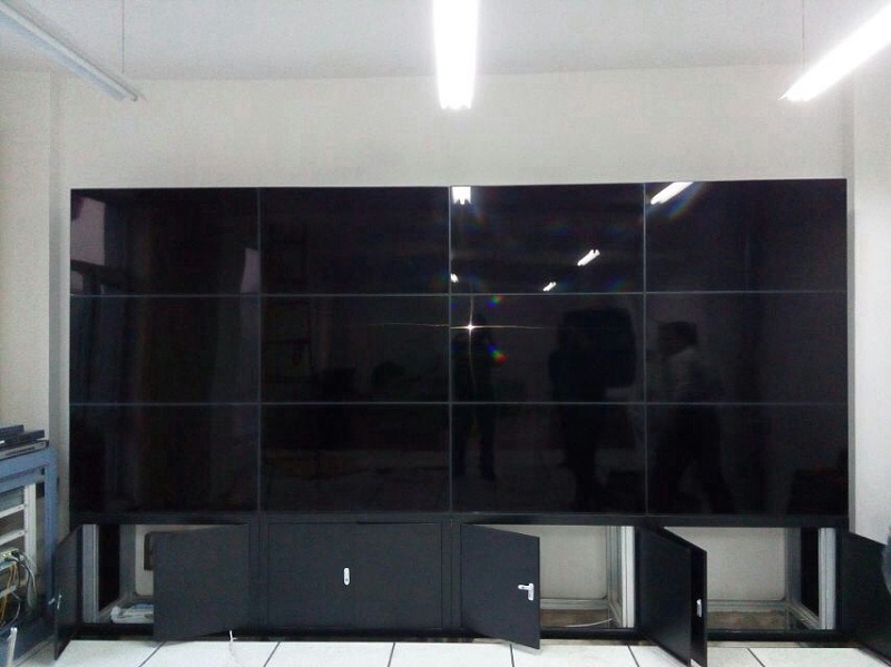 甘肅天?？h食品藥品監(jiān)督管理局46寸3X4現(xiàn)場安裝