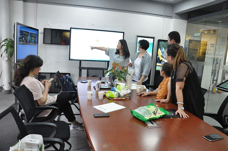 深圳中億?？萍紵崃覛g迎迪拜客戶蒞臨我司參觀考察